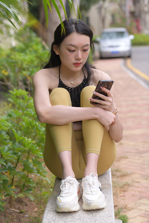 男人夜间一人行走的影片 界面截图